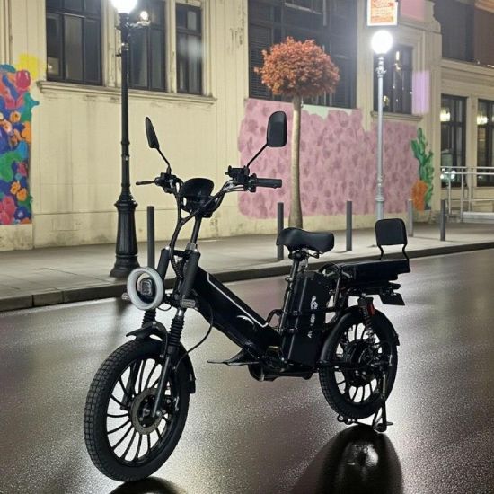 صورة دراجة كهربائية رياضية بمقعدين ومرايا جانبية عريضة